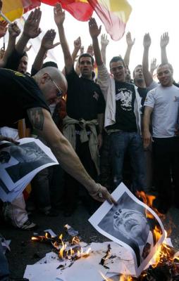 Cerca de mil personas queman en Valencia fotos de Ibarretxe, Carod-Rovira y ETA