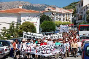 Cientos de personas protestan contra el trasvase de Castril que abastecerá Baza