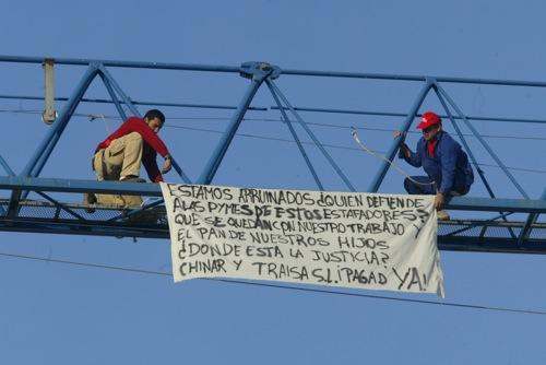 Granada: Se cuelgan a 45 metros de altura para que un promotor les pague las deudas
