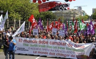 Más de 25.000 personas se han manifestado en Madrid esta mediodía para solicitar la convocatoria de una huelga general y protestar contra los recortes sociales del "socialista" Zapatero