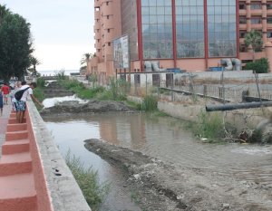 Un vertido de agua con lodo molesta a los bañistas de San Cristóbal