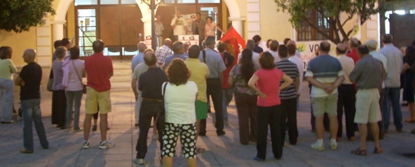 Un centenar de personas asiste al mitin organizado por IU de Almuñécar en apoyo de la huelga general