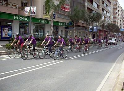 Los candidatos de Izquierda Unida en El Padul, Dúrcal, Vélez Benaudalla, Salobreña y Motril recorren la ribera del Guadalfeo en bicicleta para reclamar la fluviosenda.