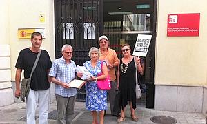 Más de 65.000 firmas se presentan en Granada en contra de que la visita del Papa se financie con dinero público