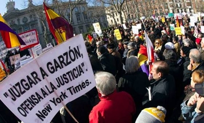 Unas 2.000 personas se manifiestan frente al Supremo en defensa de Garzón