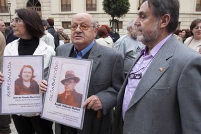 Unas 500 personas piden en Granada que se rectifique la sentencia contra Garzón