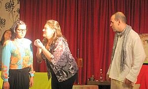 El grupo teatral La Sabika presenta en Almuñécar la obra 'La cena de los idiotas'