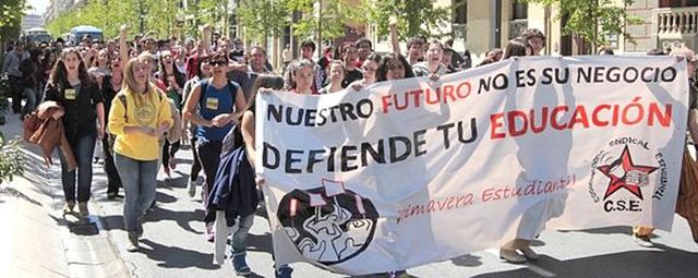 Universitarios se concentran y se encierran en Granada contra los recortes