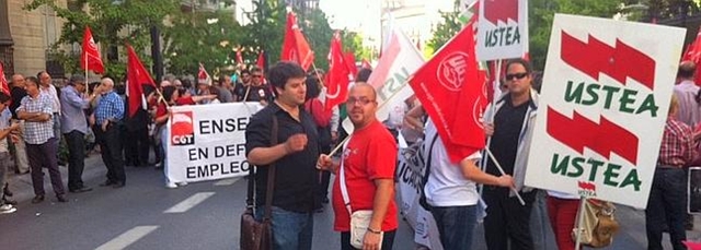 La Plataforma por la Enseñanza Pública de Granada protesta por los recortes del Gobierno en educación