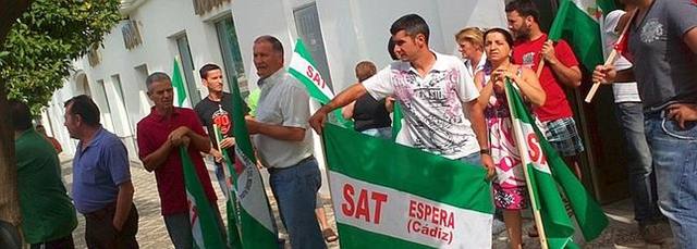 Jornaleros y vecinos de Espera toman una sucursal de Bankia en Arcos