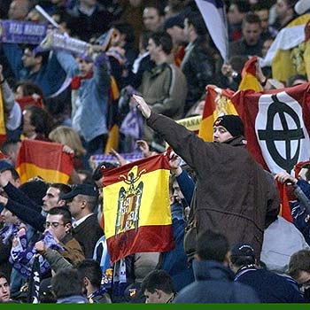 El Gobierno justifica una multa por llevar una bandera republicana a un partido de España