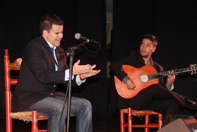 Juan Pinilla puso  al público en pie en Almuñécar con un bello recital flamenco