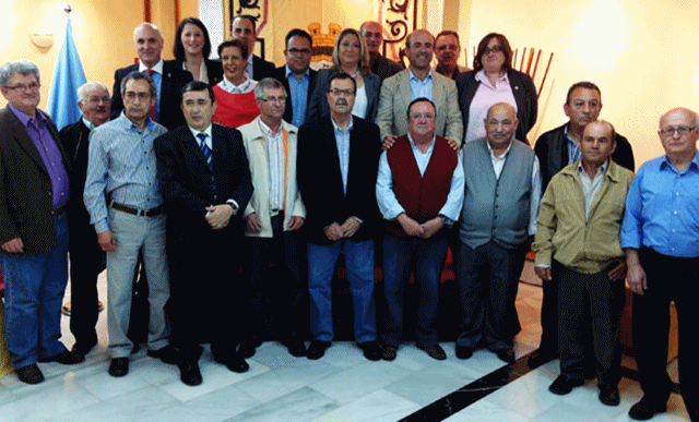 El Ayuntamiento de Almuñécar hace un homenaje a una decena de trabajadores jubilados