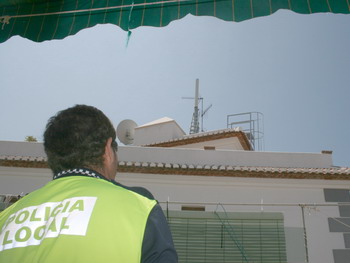 IU felicita al vecindario de Baja del Mar por la reciente sentencia del TSJA que obliga a retirar las polémicas antenas y pide al Ayuntamiento que ejecute de forma rápida la demolición