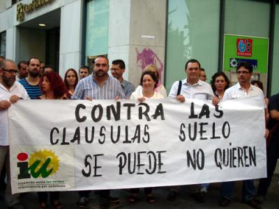 Izquierda Unida protagoniza un encierro en una sucursal de Cajagranada para pedir la eliminación de las clausulas suelo