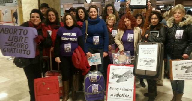 Mujeres de IU en el Aeropuerto de Granada participando en la accion protesta contra la Ley del Aborto