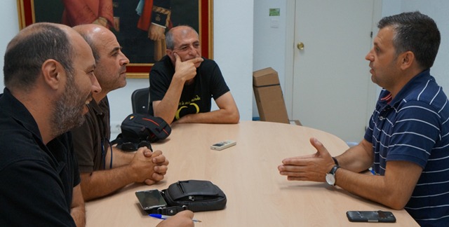 El Grupo Municipal de IU se reúne con el alcalde de Conil (Cádiz)